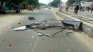 LIVE: बुधवार को फिर भड़की हिंसा के बाद तुतिकोरिन के आयुक्त और एसपी का तबादला