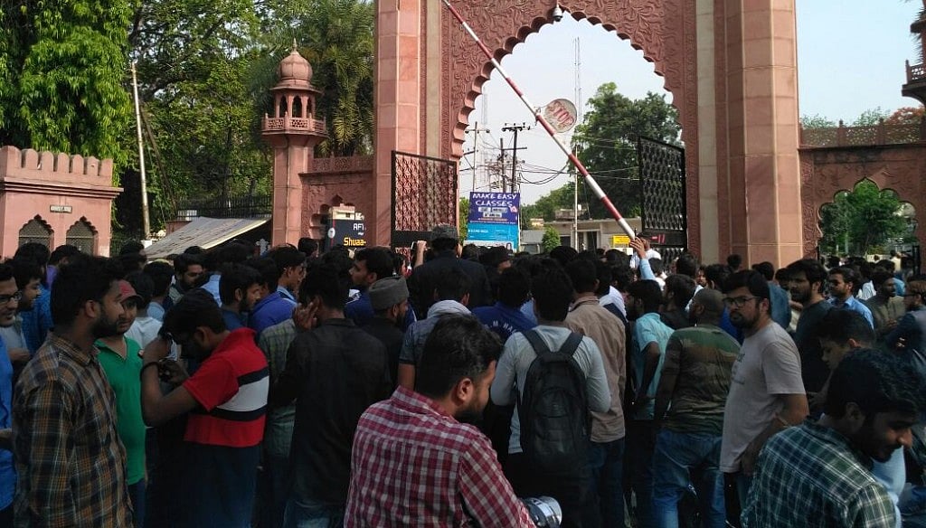 अलीगढ़ यूनिवर्सिटी में जिन्ना की तस्वीर पर बवाल, हिंदूवादी संगठनों ने फूंका पुतला, हंगामे के बाद लाठीचार्ज