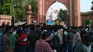 अलीगढ़ यूनिवर्सिटी में जिन्ना की तस्वीर पर बवाल, हिंदूवादी संगठनों ने फूंका पुतला, हंगामे के बाद लाठीचार्ज