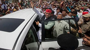 उपचुनाव के लिए ईवीएम गुजरात से लाने पर अखिलेश ने किया तंज, कपड़े ही नहीं सरकार भी बनाता है ‘सूरत’