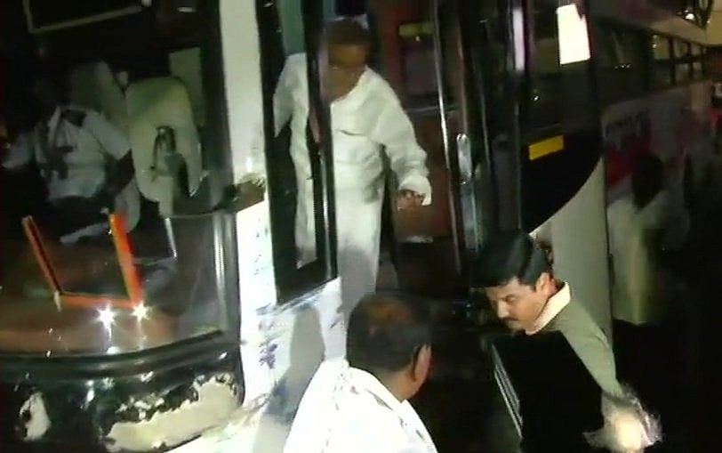 कर्नाटक LIVE: कांग्रेस विधायक भी हैदराबाद से बेंग्लुरु के लिए रवाना, कल होंगे बहुमत परीक्षण में शामिल
