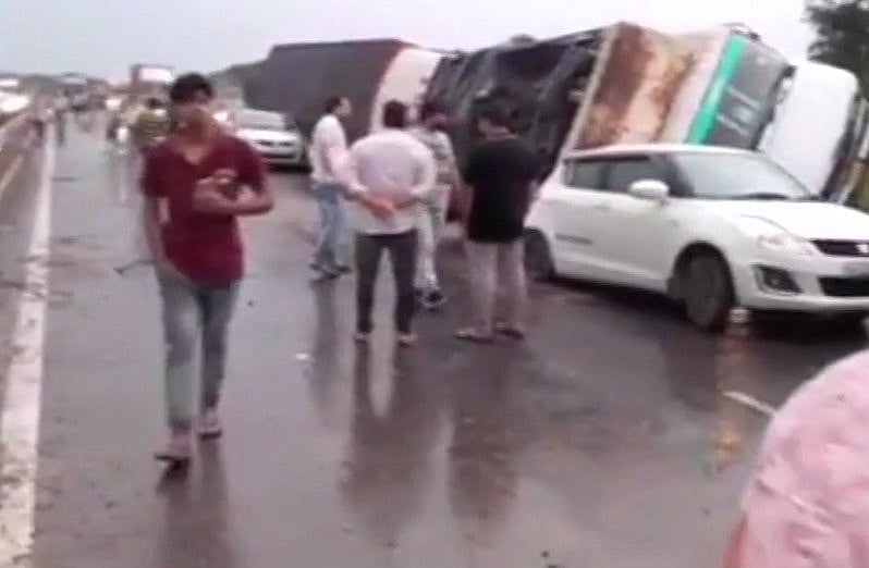 देश के कई हिस्सों में आंधी-तूफान से कोहराम, तस्वीरें और वीडियो देखकर दहल जाएंगे आप