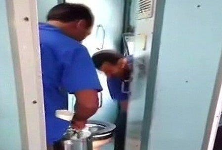 ट्रेन में टॉयलेट के पानी से चाय बनाने का वीडियो वायरल, कांट्रैक्टर पर एक लाख का जुर्माना  