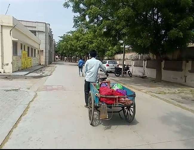 यूपी: योगी राज में जब नहीं मिली एंबुलेंस तो पत्नी का शव कंधे पर ले जाने को मजबूर हुआ पति