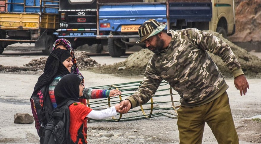 राम पुनियानी का लेख: हिंसाग्रस्त कश्मीर में शांति बहाल करने के लिए मानवीय नीति अपनाने की जरूरत