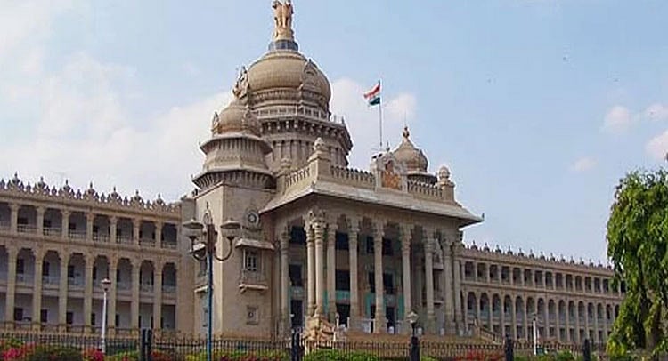 कर्नाटक: दिन भर जारी रहा सियासी उठापटक, बीजेपी का सबसे बड़ी पार्टी होने का तर्क दूसरे राज्यों में पड़ा उल्टा