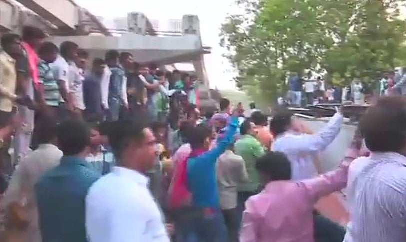 वाराणसी: पीएम मोदी के लोकसभा क्षेत्र में निर्माणाधीन फ्लाईओवर टूटा, 12 लोगों की मौत