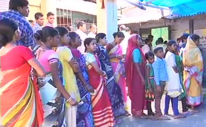 पश्चिम बंगाल: पंचायत चुनाव के लिए मतदान जारी: और इस वक्त की दूसरी बड़ी खबरें, देखें वीडियो