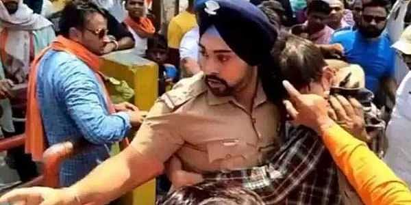 ‘भगवाधारी उसकी जान लेने पर आमादा थे, वह कांप रहा था, मैंने उसे मां की तरह अपनी छाती में छिपा लिया’