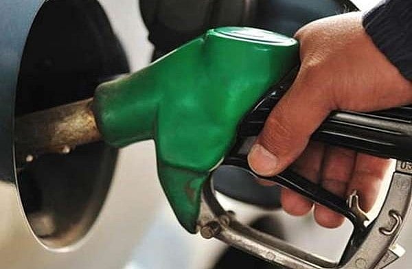 तेल कीमतों से देश में हाहाकार, 39 रुपए प्रति लीटर वाला पेट्रोल 77 रुपए में बेच रही है सरकार
