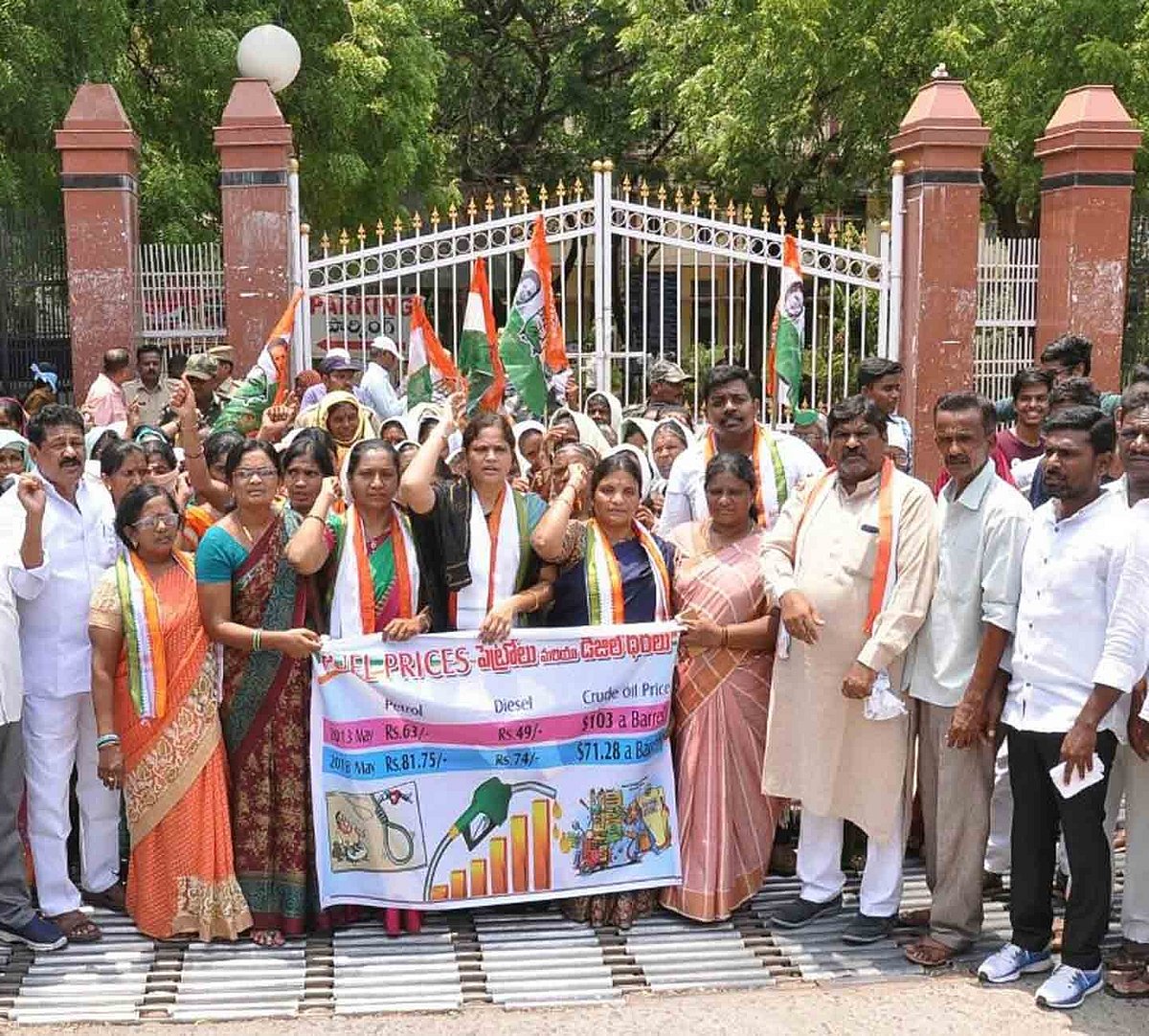तालाब में डुबकी लगाकर गर्मी भगाता टाइगर