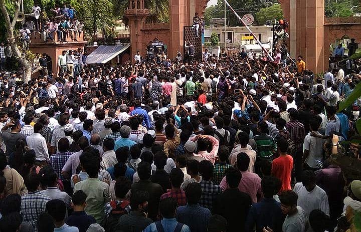 बीजेपी की कोशिशों के बावजूद अलीगढ़ में सौहार्द कायम, एएमयू बन रहा एकता का केंद्र