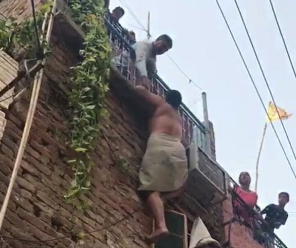दिल्ली पुलिस की शर्मनाक करतूतः अपराधी का कराया न्यूड परेड, मानवाधिकार आयोग ने भेजा नोटिस