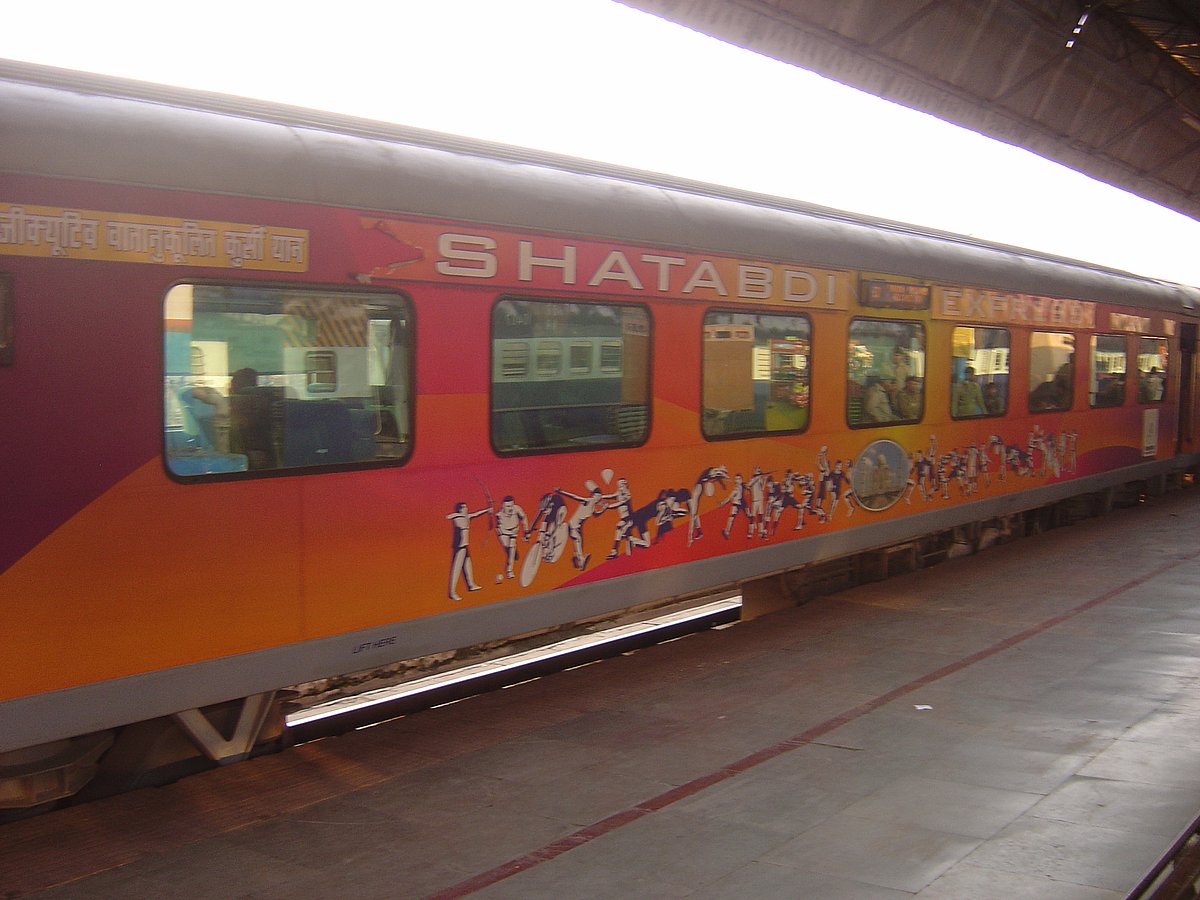 फिर सवालों के घेरे में रेलवे का खाना, पुरी-हावड़ा शताब्दी एक्सप्रेस के 33 यात्री बीमार