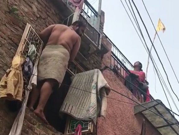 दिल्ली पुलिस की शर्मनाक करतूतः अपराधी का कराया न्यूड परेड, मानवाधिकार आयोग ने भेजा नोटिस