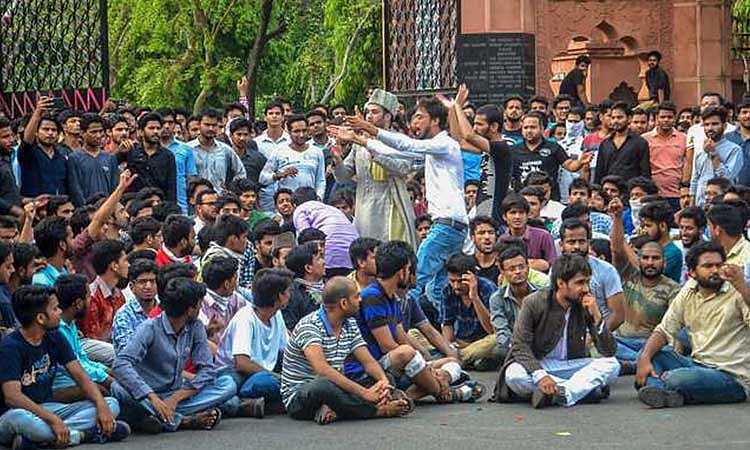 अलीगढ़ यूनिवर्सिटी की परीक्षाएं टलीं, अब 12 मई से होंगे पेपर