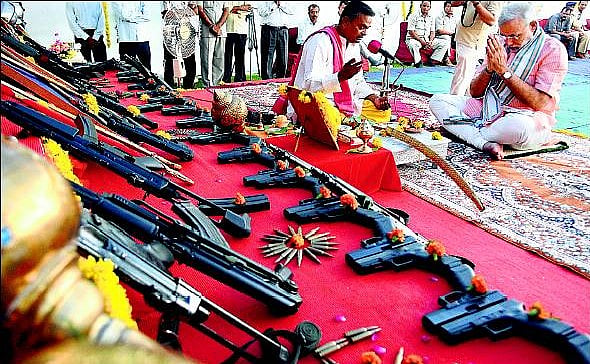 आरएसएस की शस्त्र पूजाः नागपुर पुलिस को नहीं पता, संघ के पास हैं कितनी बंदूकें और तलवारें 