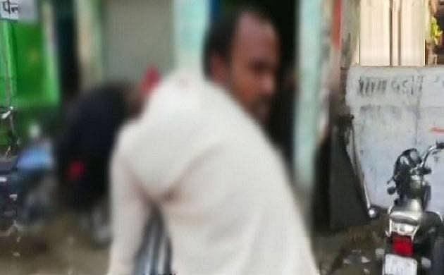 यूपी: योगी राज में जब नहीं मिली एंबुलेंस तो पत्नी का शव कंधे पर ले जाने को मजबूर हुआ पति