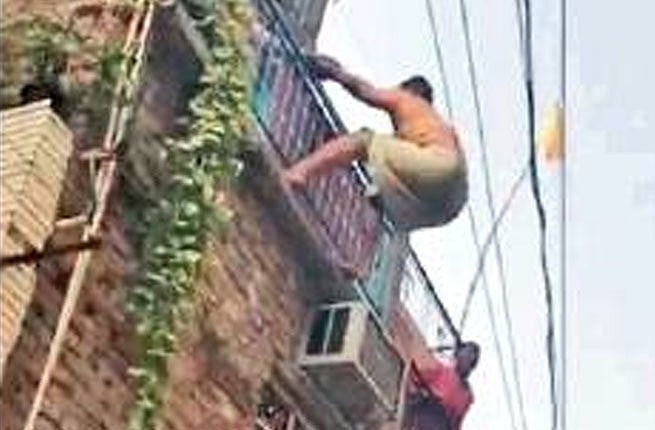 दिल्ली पुलिस की शर्मनाक करतूतः अपराधी का कराया न्यूड परेड, मानवाधिकार आयोग ने भेजा नोटिस
