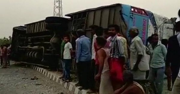 यूपी: मैनपुरी में टूरिस्ट बस पलटने से 17 यात्रियों की मौत, 35 से ज्यादा घायल