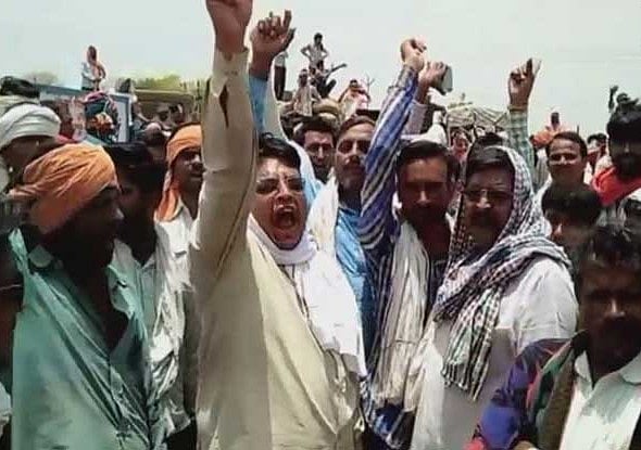 यूपी: बांदा में जिस समय कृषि मंत्री बता रहे थे गेहूं खरीद के आंकड़े, पुलिस बरसा रही थी किसानों पर लाठियां 