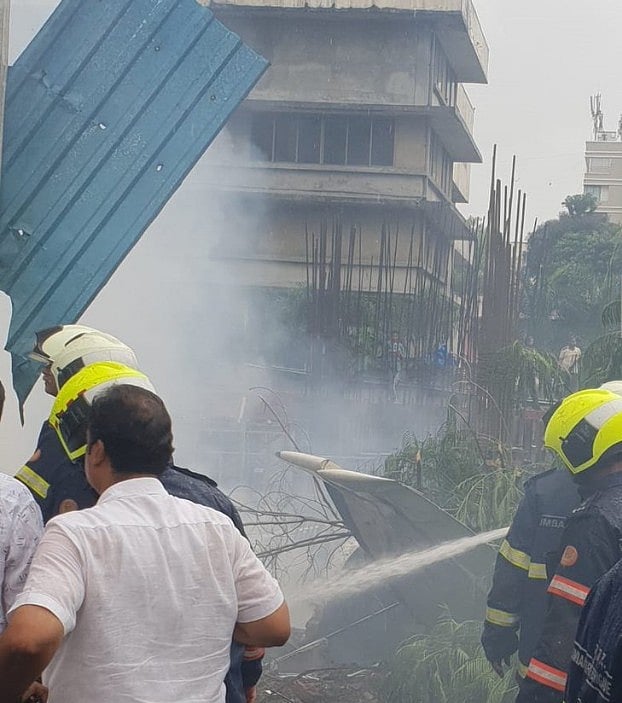 मुंबई: रिहायशी इलाके में चार्टर्ड प्लेन क्रैश, चपेट में आए राहगीर, पायलट समेत 5 लोगों की मौत