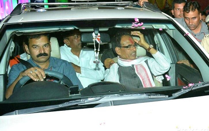 मध्य प्रदेशः सीएम शिवराज सिंह का किसानों के हक पर डाका, किसान निधि के फंड से खरीदी 30 लाख की एसयूवी कार
