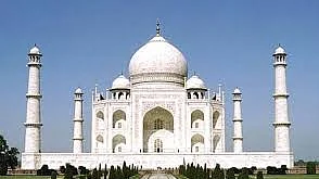 आगराः ताजमहल परिसर में हिंदू संगठनों का हंगामा, जमकर उत्पात और तोड़फोड़