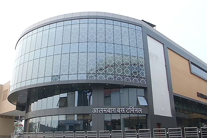यूपीः अखिलेश का काम बता योगी से पहले ही सपाइयों ने काटा आलमबाग बस अड्डे का फीता