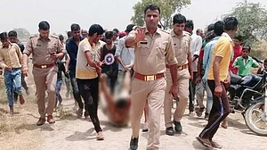 यूपी पुलिस की बेरहम तस्वीर आई सामने, गौ-हत्या के शक में शख्स को पीटती-घसीटती रही भीड़, पुलिस देखती रही तमाशा