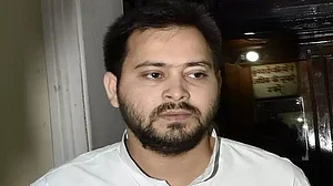 तेजस्वी ने पेश किए सृजन घोटाले से जुड़े सबूत, कहा, सुशील मोदी के रिश्तेदारों के शामिल होने का नीतीश को था पता
