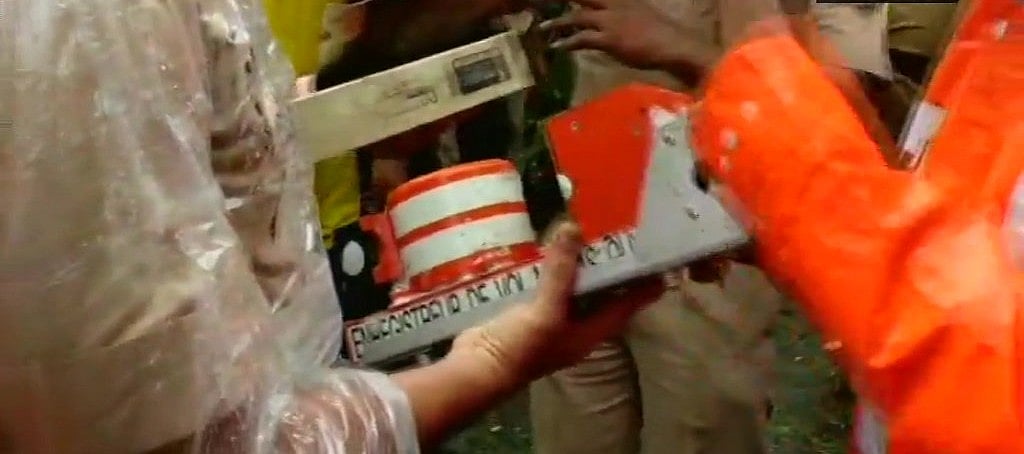 मुंबई: रिहायशी इलाके में चार्टर्ड प्लेन क्रैश, चपेट में आए राहगीर, पायलट समेत 5 लोगों की मौत