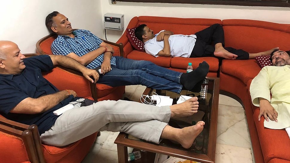 दिल्ली: एलजी हाउस में सीएम केजरीवाल के धरने पर हाई कोर्ट की फटकार, पूछा, किसकी इजाजत से दे रहे हैं धरना?