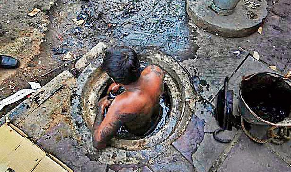 उत्तर प्रदेश में हाथ से मैला उठाने वालों की आधी आबादी : सर्वे रिपोर्ट