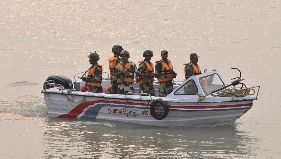 पाकिस्तानी गोलों और बमबारी से बचने के लिये एक पुल की सख्त जरूरत 