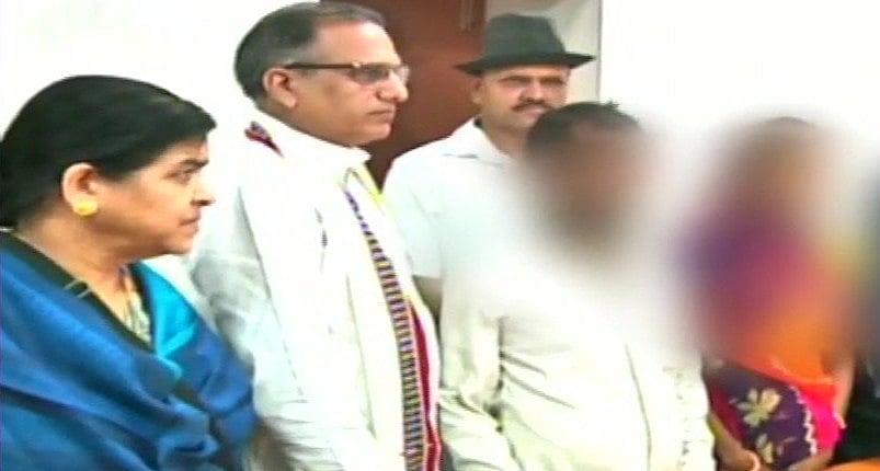 मंदसौर रेप: अस्पताल में बच्ची का हाल जानने पहुंचे बीजेपी विधायक ने पीड़ित परिवार से कहा, सांसद को धन्यवाद कहें
