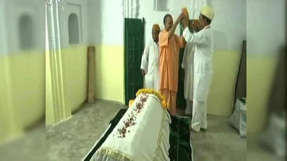 संत कबीर की मजार पर सीएम योगी का टोपी पहनने से इनकार, विपक्ष ने कहा, टोपी पहनने से कोई छोटा नहीं हो जाता