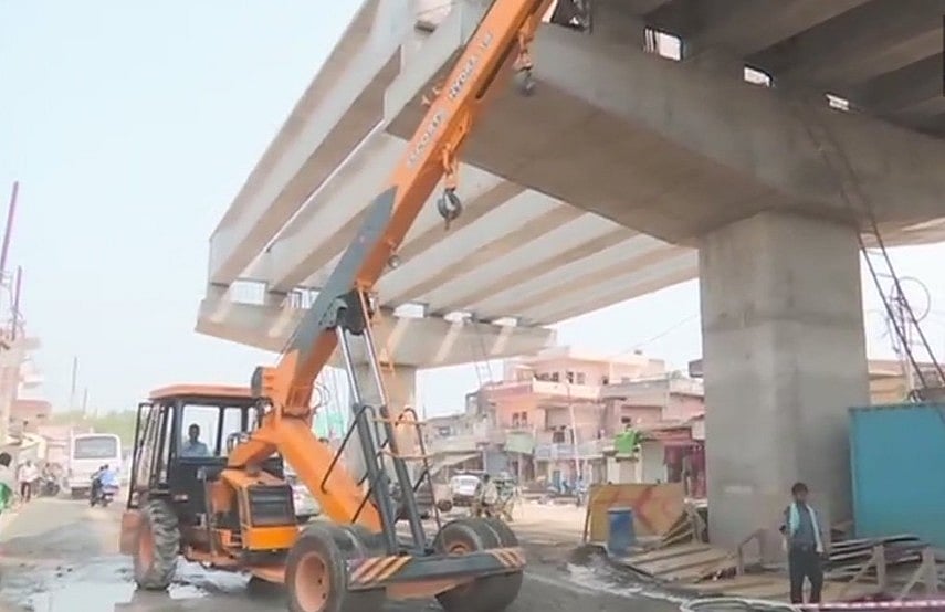 वाराणसी में 16 दिन के अंदर दूसरा हादसा, निर्माणाधीन फ्लाईओवर का प्लेट गिरा, बाल-बाल बचे लोग