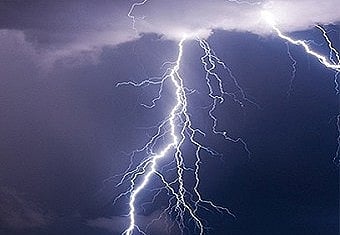 मौसम विभाग का 13 राज्यों में आंधी-तूफान के साथ बारिश का अलर्ट, कर्नाटक में बने बाढ़ जैसे हालात 