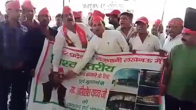 यूपीः अखिलेश का काम बता योगी से पहले ही सपाइयों ने काटा आलमबाग बस अड्डे का फीता