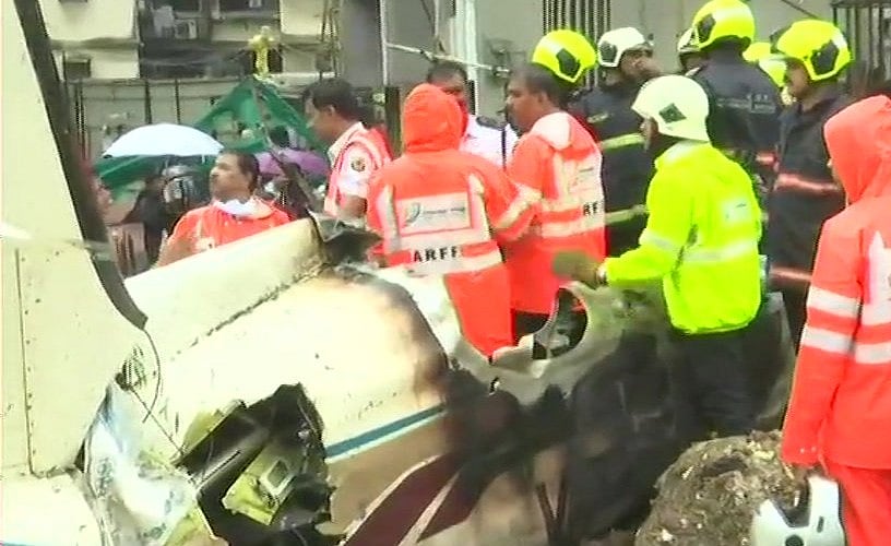 मुंबई: रिहायशी इलाके में चार्टर्ड प्लेन क्रैश, चपेट में आए राहगीर, पायलट समेत 5 लोगों की मौत