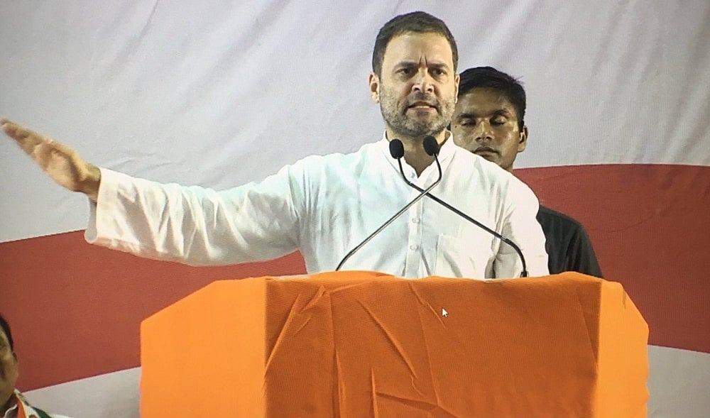 अपने गुरू आडवाणी का भी सम्मान नहीं करते पीएम मोदीः राहुल गांधी