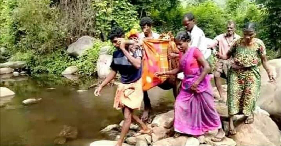 केरल: आदिवासी गर्भवती महिला को नहीं मिली एंबुलेंस, परिजनों ने कंधे पर उठाकर पहुंचाया अस्पताल
