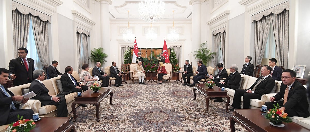 खेतों में टहलता पांडा और सड़कों पर बहता दूध