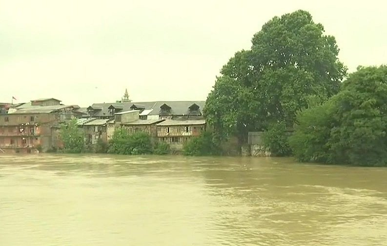 जम्मू कश्मीर में भारी बारिश के बाद बाढ़ के हालात, अमरनाथ यात्रा भी रुकी, घाटी में सभी स्कूल बंद