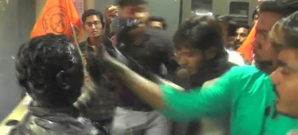 गुजरात: प्रोफेसर को कालिख पोतने के मामले में कार्रवाई, एबीवीपी कार्यकर्ता समेत 5 गिरफ्तार