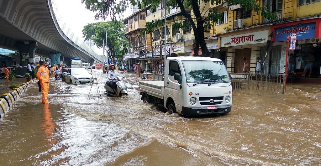 LIVE: मुंबई में मॉनसून की दस्तक, भारी बारिश के बाद कई इलाकों में भरा पानी, लोकल ट्रेनें बाधित