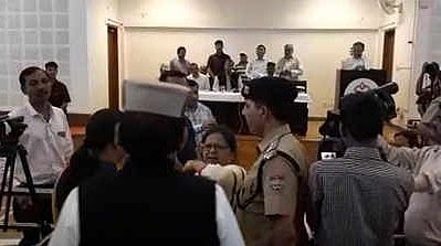 उत्तराखंड:  जनता दरबार में शिक्षिका ने मांगा तबादला, भड़के सीएम रावत ने कर दिया सस्पेंड