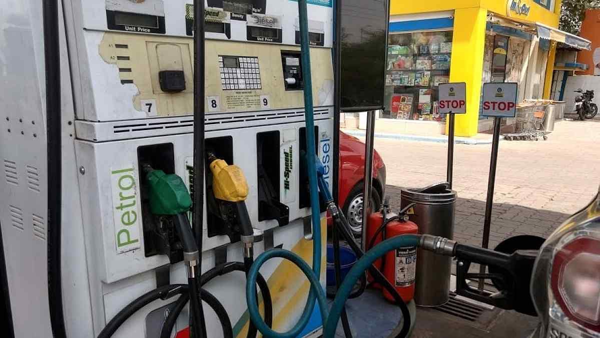 अपने यहां लगी है तेल में आग तो  नेपाल से हो रही है पेट्रोल-डीजल की तस्करी