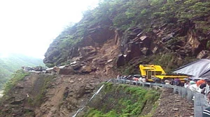 उत्तराखंड: लगातार बारिश और भूस्खलन से चारधाम यात्रा बाधित, श्रद्धालुओं की संख्या में आई भारी कमी